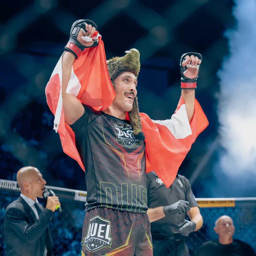 Anthony Nantois célèbre sa victoire dans la cage DUEL