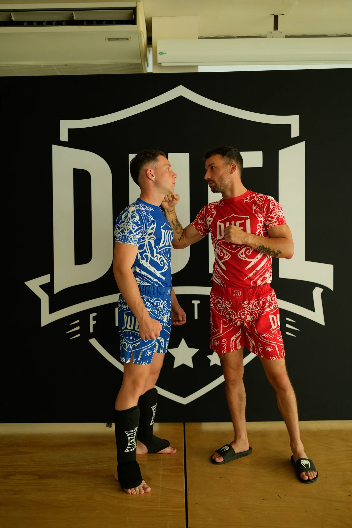Face-à-face de deux combattants DUEL devant le logo DUEL Fighting