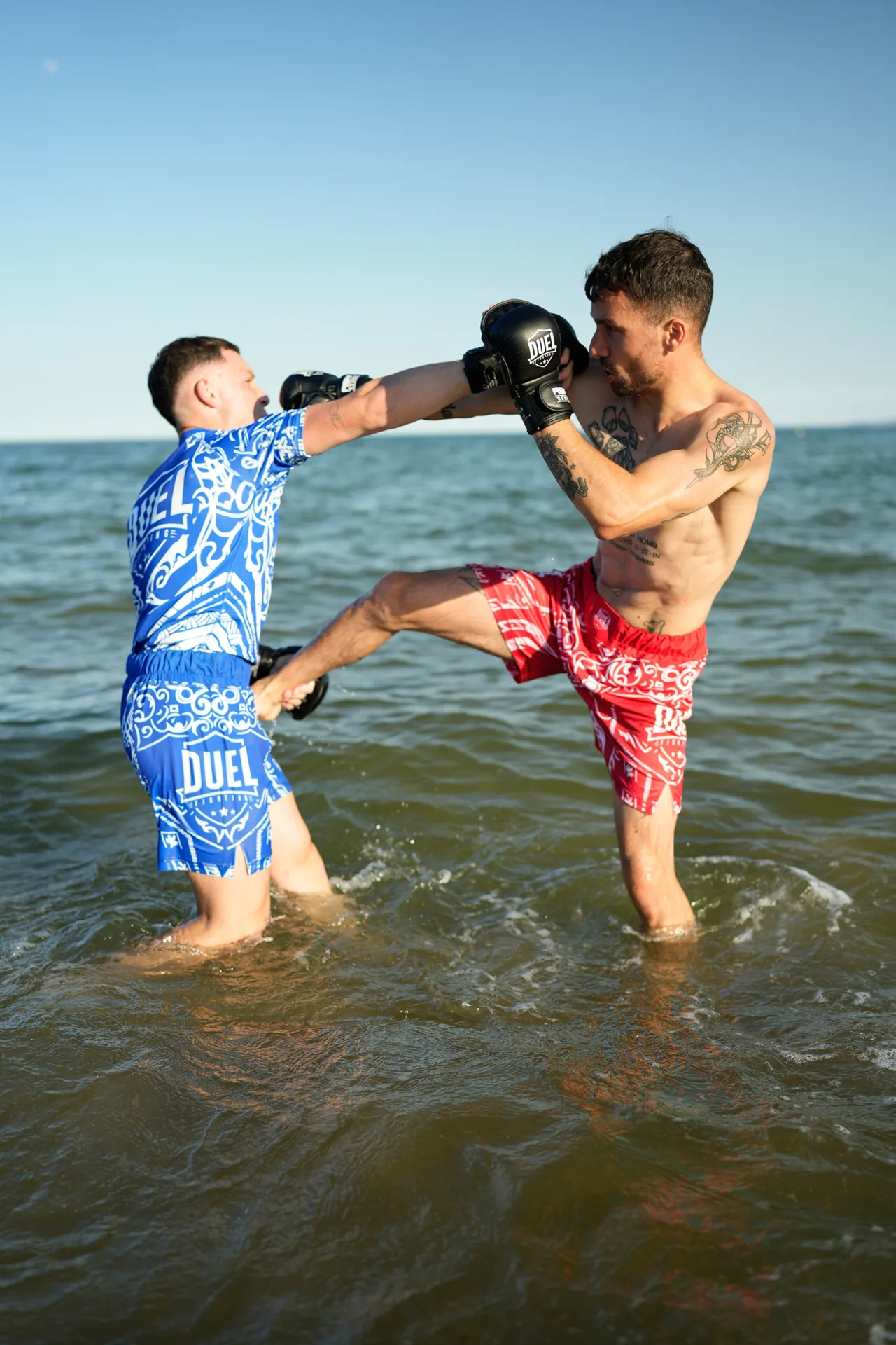 Striking dans la mer entre combattants DUEL