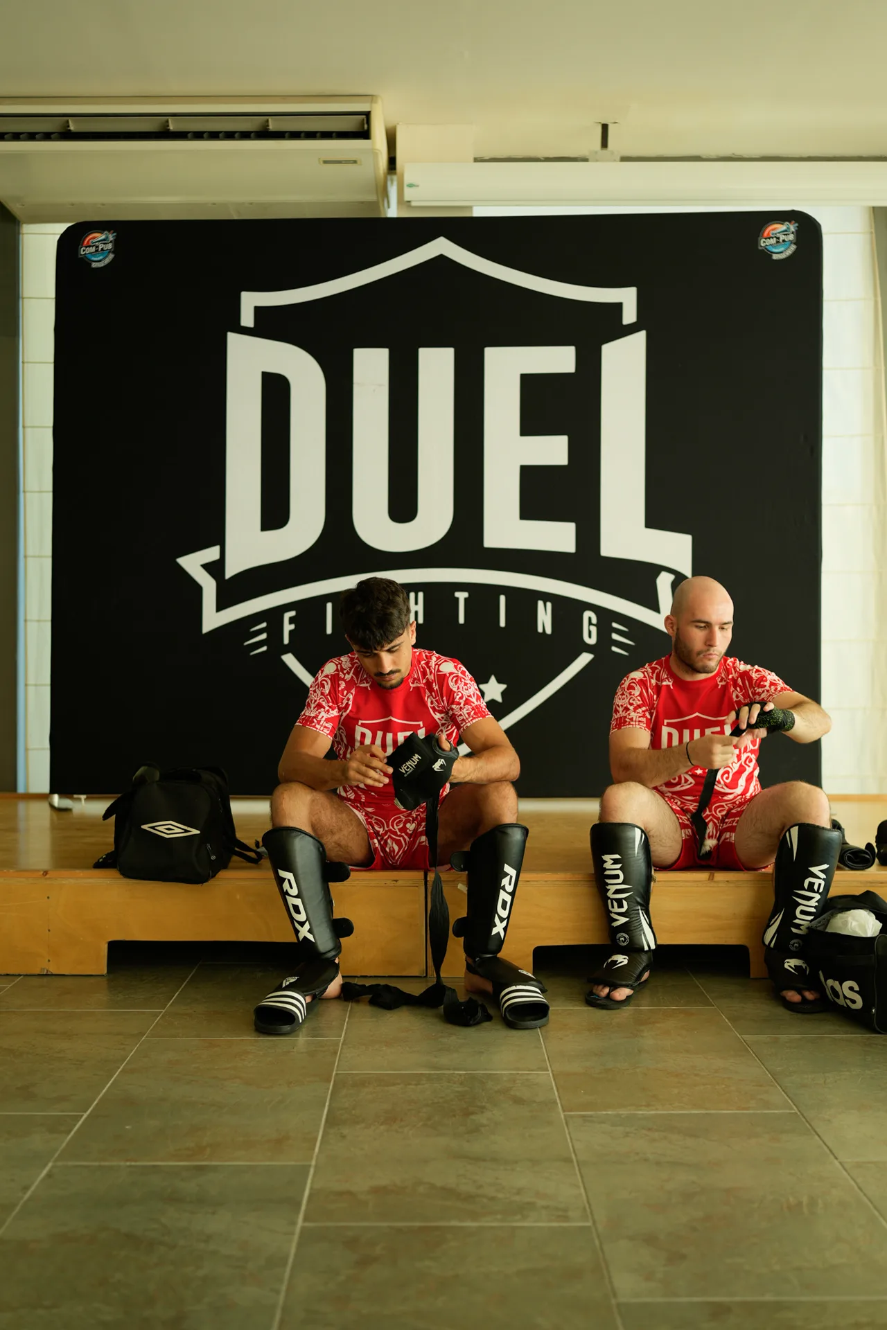 Combattants DUEL en préparation devant le logo DUEL Fighting